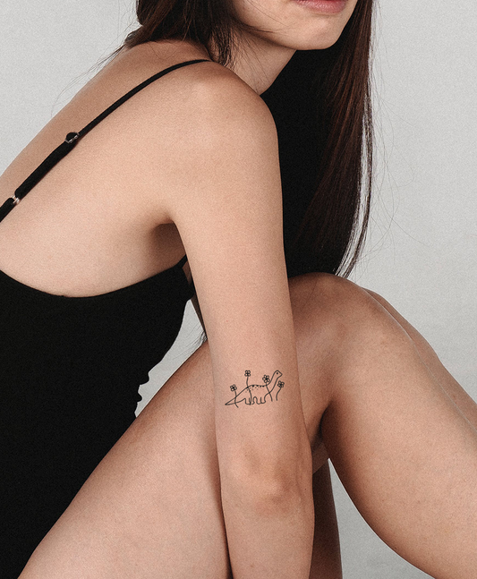 Süßer Dino im Blumenfeld